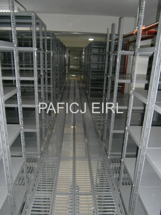 estante ranurado